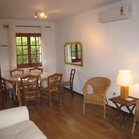 Casa Con Jardin, Piscina, Y Terrazas En Zona Tranquila Cerca De - Es-323-24 *